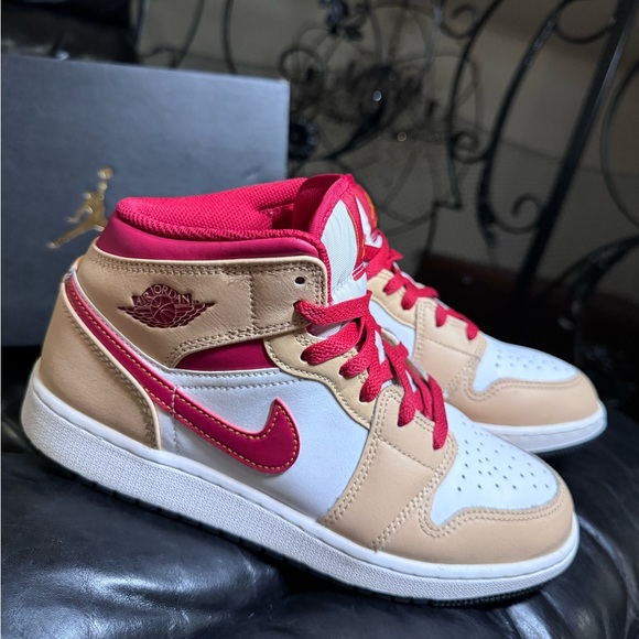 Nike Jordan Mid with box - Picture 1 of 6